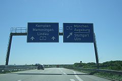 Autobahnkreuz Ulm/Elchingen, geradeaus nach Kempten und Grenztunnel Füssen, rechts ab in Richtung Stuttgart und München