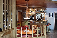 Links die Rezeption, in der Mitte der Stammtisch und im Hintergrund die Bar