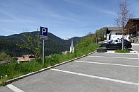 am dem Parkplatz nahe des Gemeindehauses kann kostenlos geparkt werden