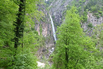 der Fragsburger Wasserfall hat eine Fallhöhe von 135 m