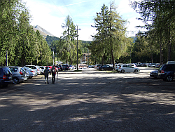 gebührenpflichtiger Parkplatz vor der Seilbahn