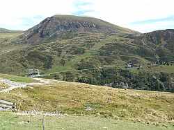 links die Kirchsteigeralm, rechts die Meraner Hütte, im Hintergrund der Mittager