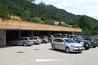 Parkplatz mit Parkhaus an der Seilbahn
