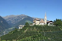 die Rundkirche im Zentrum des Dorfes