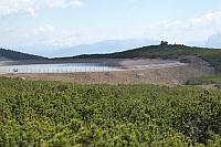 in unmittelbarer Nähe zur Bergstation: ein künstlich angelegter See, Wasser für die Schneekanonen im Winter