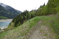 der Weg verläuft rund 100 Meter oberhalb des Sees